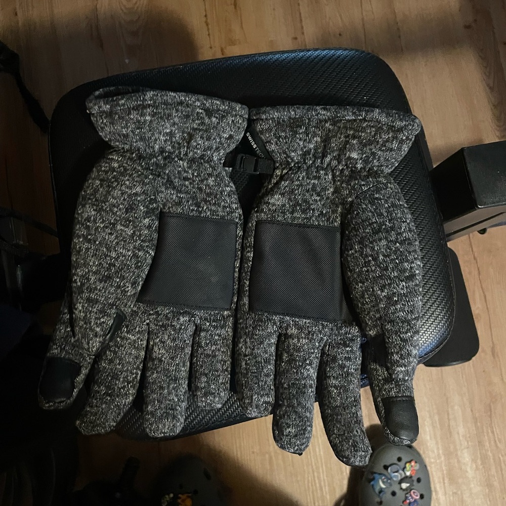 Swiss tech winter gloves
